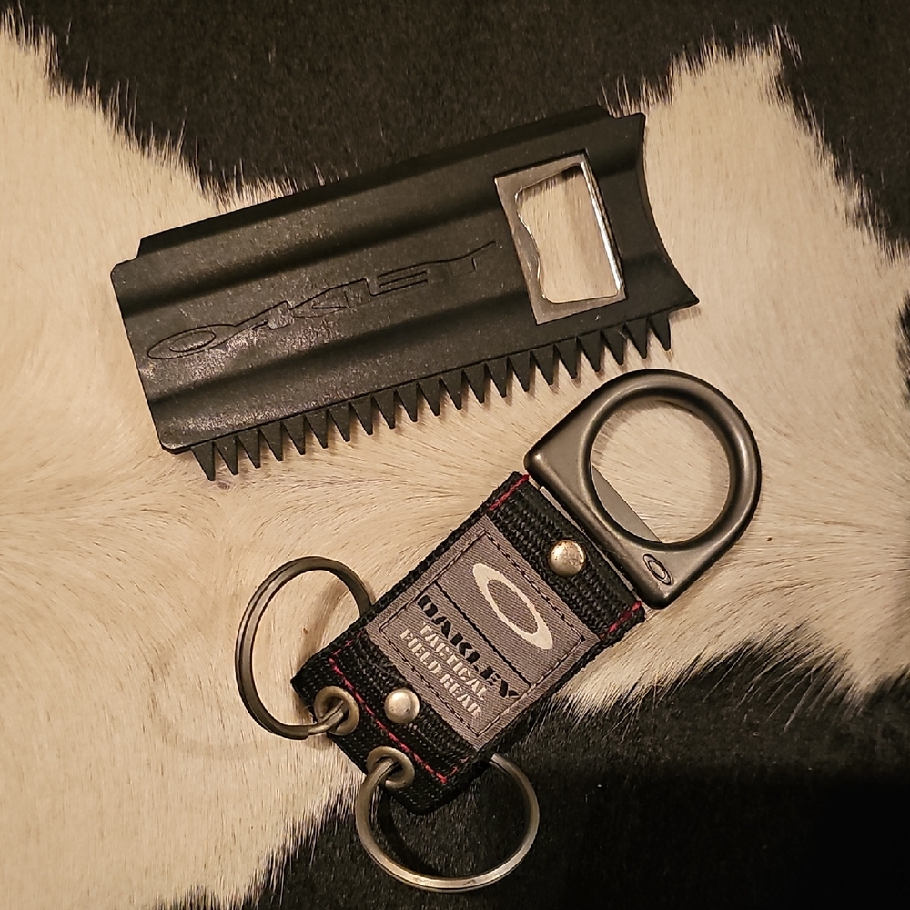 Oakley Black Grooming Comb and Keychain Set